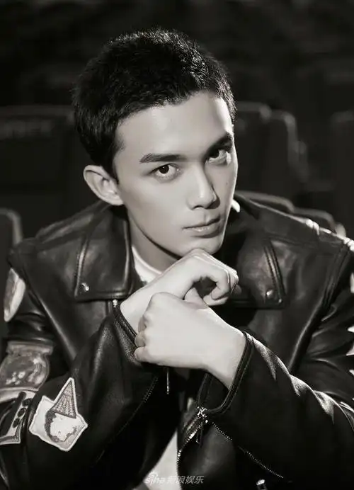 新浪娱乐讯  2021年9月28日,吴磊亮相《我和我的父辈》特别首映活动