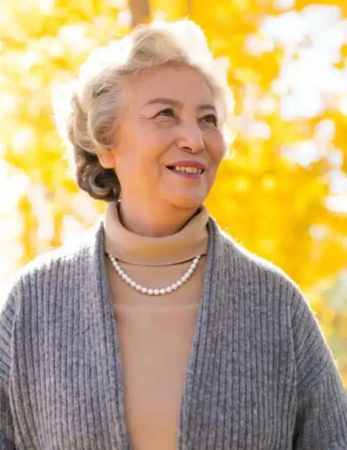 真正能优雅到老的女人:不化浓妆,不染白发,穿衣不扮嫩也不显老