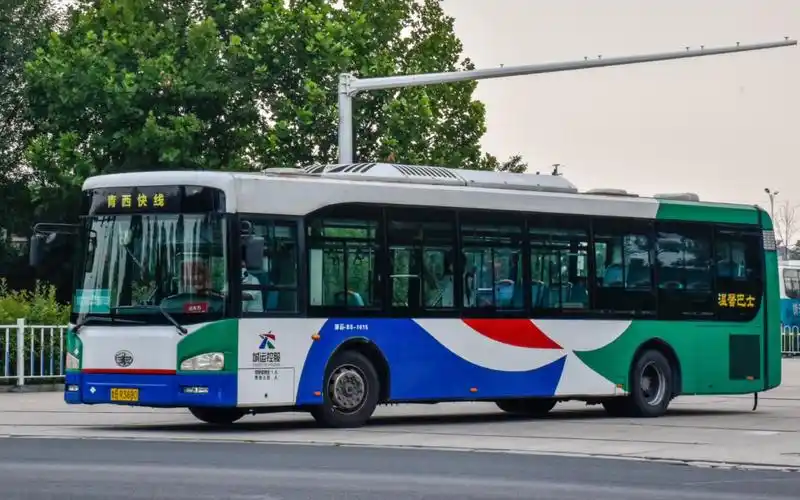 【青岛公交】青西快线 一汽ca6120urn21 lng自动挡 后山视角行驶片段