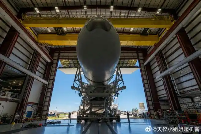 今天5时25分,spacex在肯尼迪航天中心39a工位用一枚重型猎鹰运载火箭