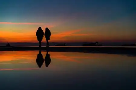 剪影反映在耶稣基督的剪影在夕阳的背景上横渡基督救世主大教堂剪影