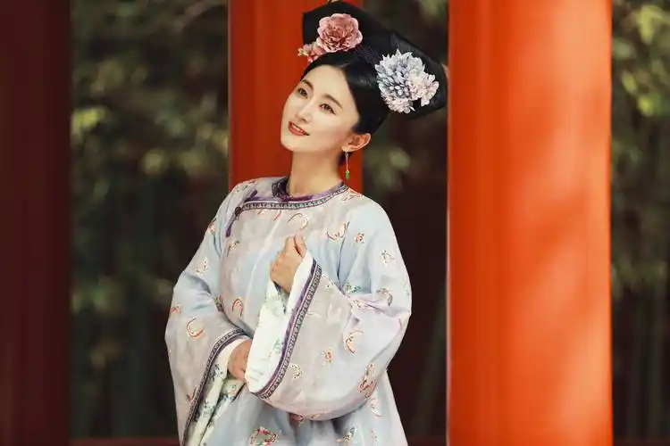 赵秦《甄嬛传》后再现清朝装扮 纱衣簪花尽显明朗恣意_造型_古装_鲜花