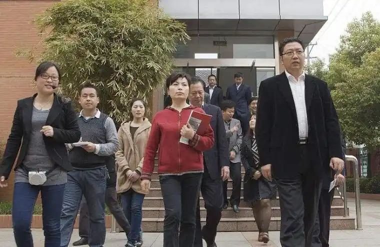 敬业有错吗专业主持人李瑞英儿子坠楼仍专心工作被骂六亲不认