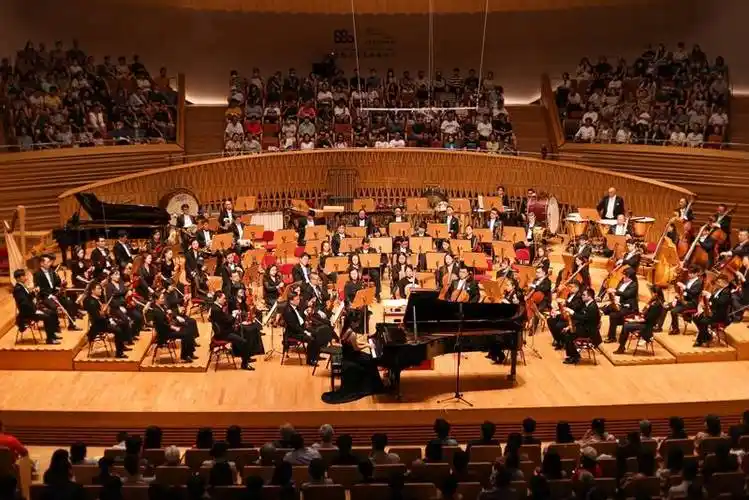 图说│上海交响乐团启幕新乐季 青年力量蓬勃出新_拉赫玛尼诺夫_都会