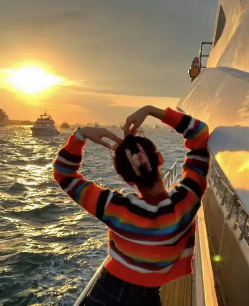 比心灿笑心情好,女儿侧脸胖嘟嘟扎小辫好可爱_董子健_照片_穿着