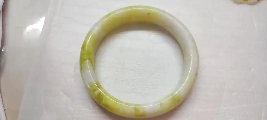 蓝田玉手镯(蓝田玉手镯缠丝玉)