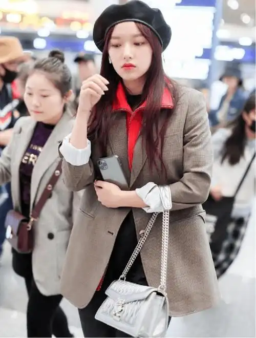 21岁程潇现身机场穿一件西服搭配牛仔裤气质全开太漂亮了