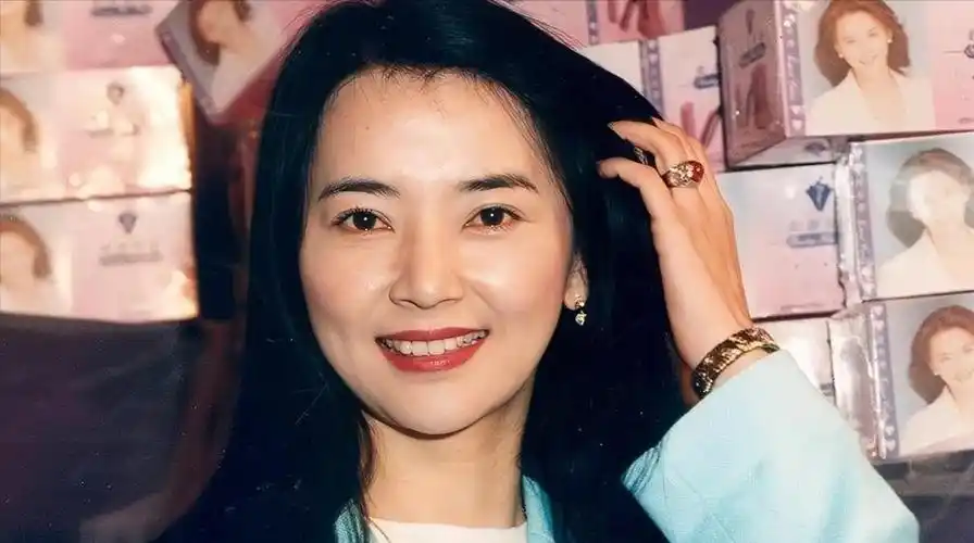 比林青霞更美的胡慧中,被无良导演欺骗拍摄三集电影而困扰一生