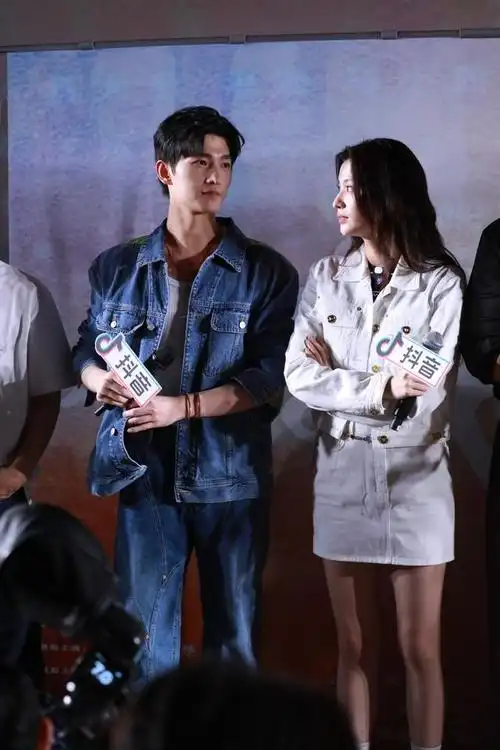 近日,关于国民男神杨洋与新人演员王楚然的恋情传闻引发了广大粉丝们