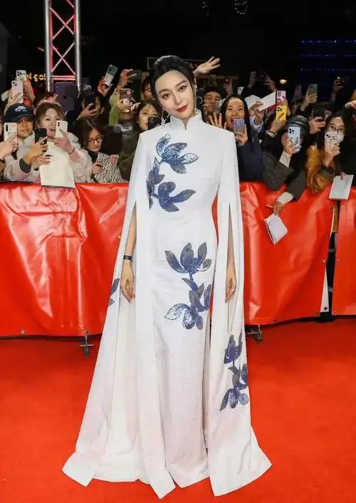 这套白色旗袍倒是让范冰冰有几分从前的味道,但还是发型和妆容有点