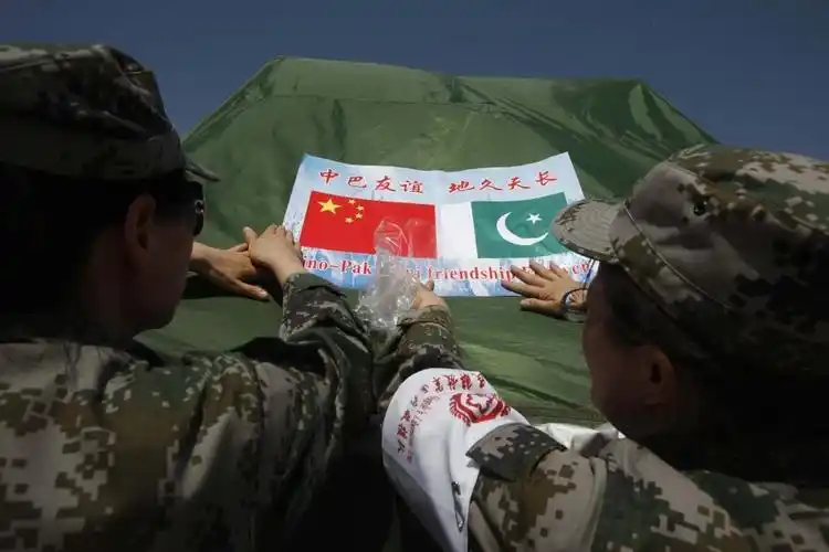 图片记录中巴两军深厚友谊