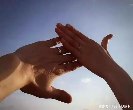 有了女儿,三只手抓在一起,暖暖的.