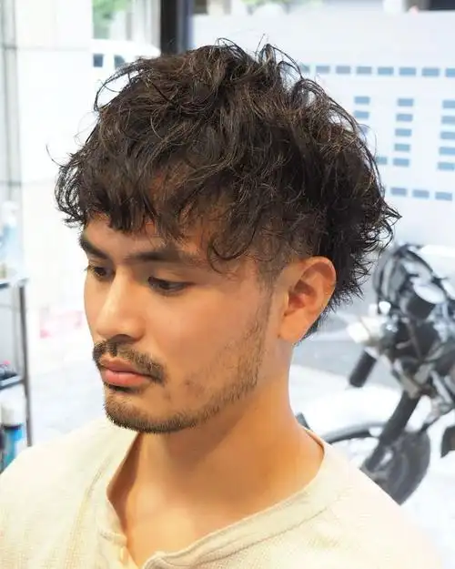 头发比较细软稀少的话可以尝试小卷卷的烫发 ,蓬