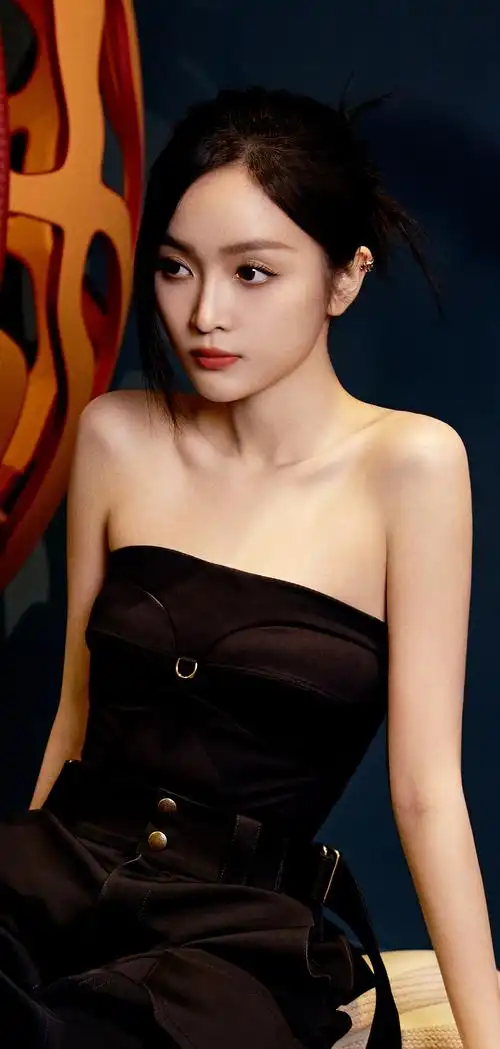 吴宣仪香肩锁骨好迷人,个性丸子头,灵动的眼眸,优雅的刚刚好