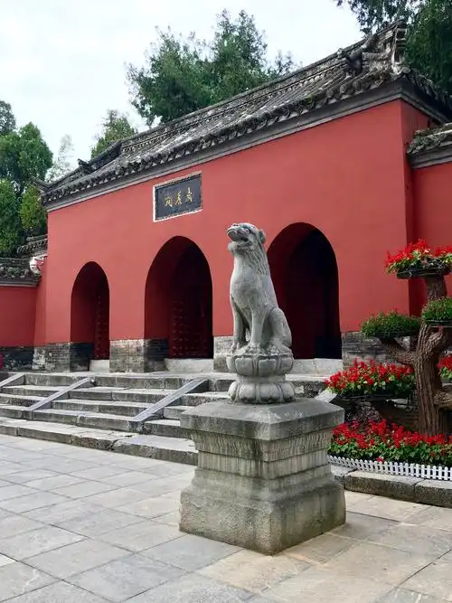 武侯祠山门上的横额"武侯祠"三个字,是郭沫若于1959年8月8日题写.