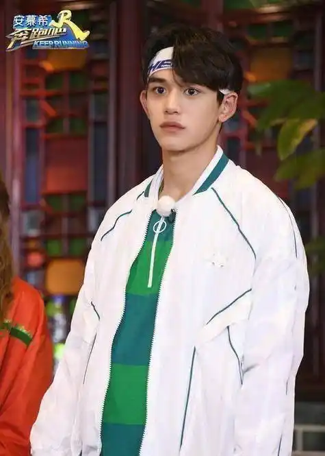 黄旭熙曾参加过《奔跑吧》录制,他和宋雨琦都是在韩务工人员.