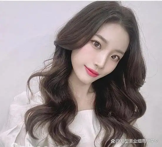 夏天适合烫的s烫发,好看减龄很百搭,也比较容易打理,这样的卷度很显发