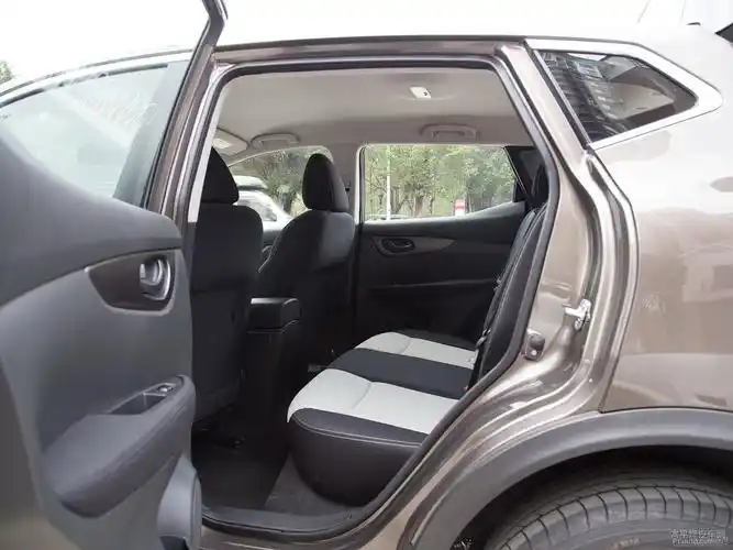 逍客内饰看起来非常低调,饰以银色饰条,虽说亮点不多,但却十分符合其