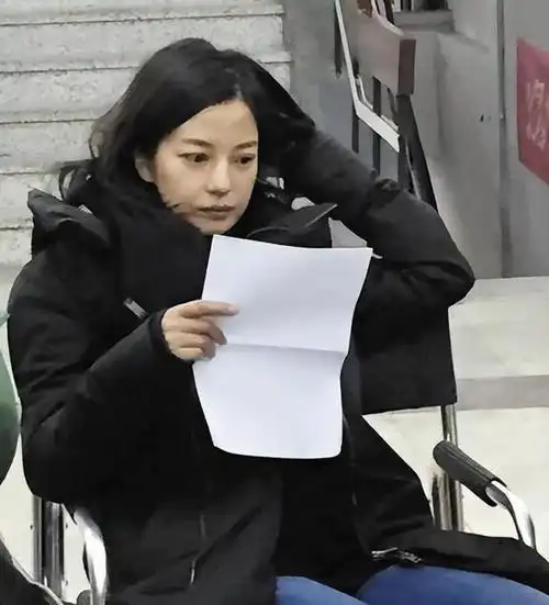 01年,亲日辱华,操控股市,野心炸裂的赵薇,终于付出了代价