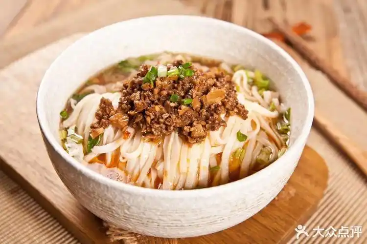 青椒肉丝面原汤肉丝粉面推荐菜:周记粉店位于长沙市