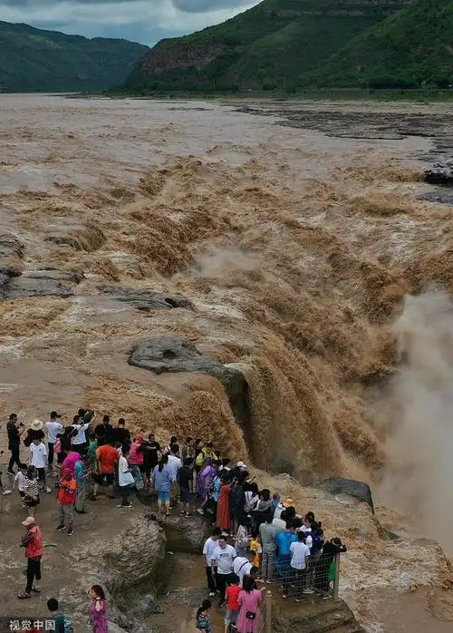 一是春季4～5月份,二是秋季9~11月份这两个时间段游览壶口瀑布,都可以