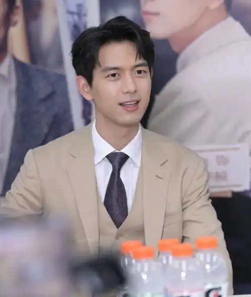 更要时刻关注自己的形象和言行举止,为社会传递正能量和积极向上的