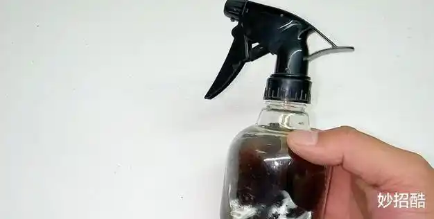 把自制溶液全部搅拌均匀之后,就准备一个喷壶,把自制溶液装在喷壶里