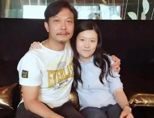 钱小豪两任妻子近照对比,这差距还真大,网友:儿子是亲生的吗?