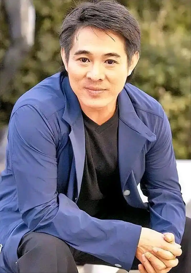 武打演员李连杰说,在美国拍电影,人家最现实  一百万请你去,你只要