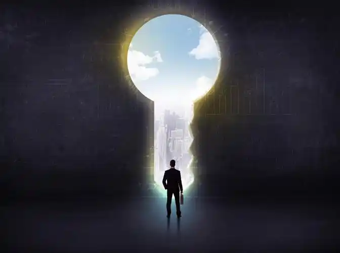 黑色背景商人发现开启智慧的钥匙找到解决方案