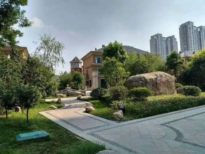 隐于周山森林公园的香樟林5套,藏于市府旁的中央花园4套,与龙门高铁为