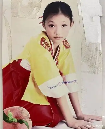 林允晒童年艺术照,贴假睫毛画眼影清纯可爱,从小就是美人胚子