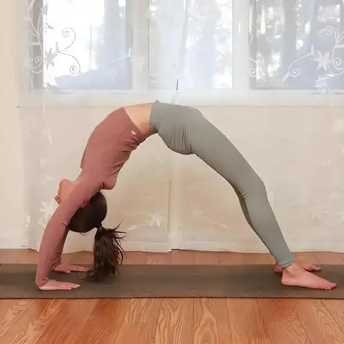 而且,他们还会定期排毒,比如通过汗蒸,瑜伽等方式来清除