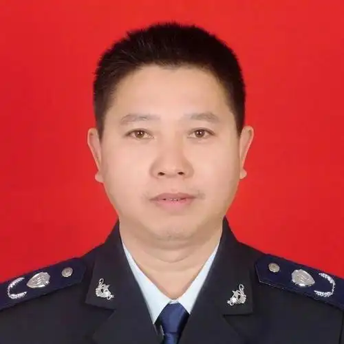 环境监察人员在接到下沉社区参与疫情防控通知后,盛立新同志主动请战