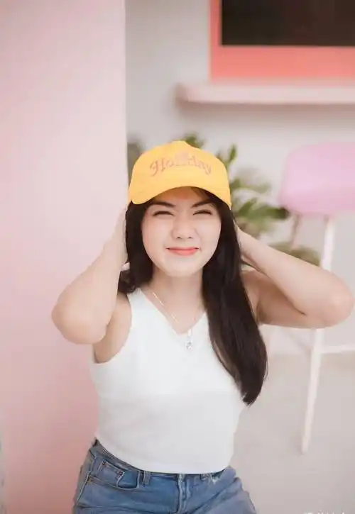 原创大圆脸的国外女生一身休闲简约的穿搭甜美笑容展现出阳光与自信