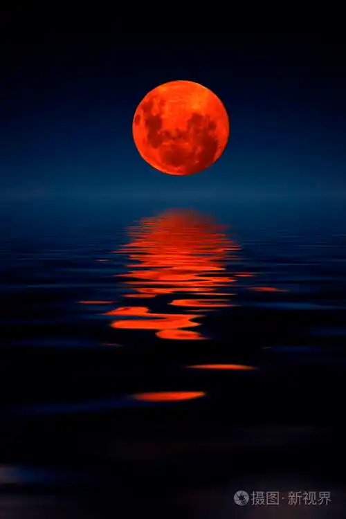 血月映水