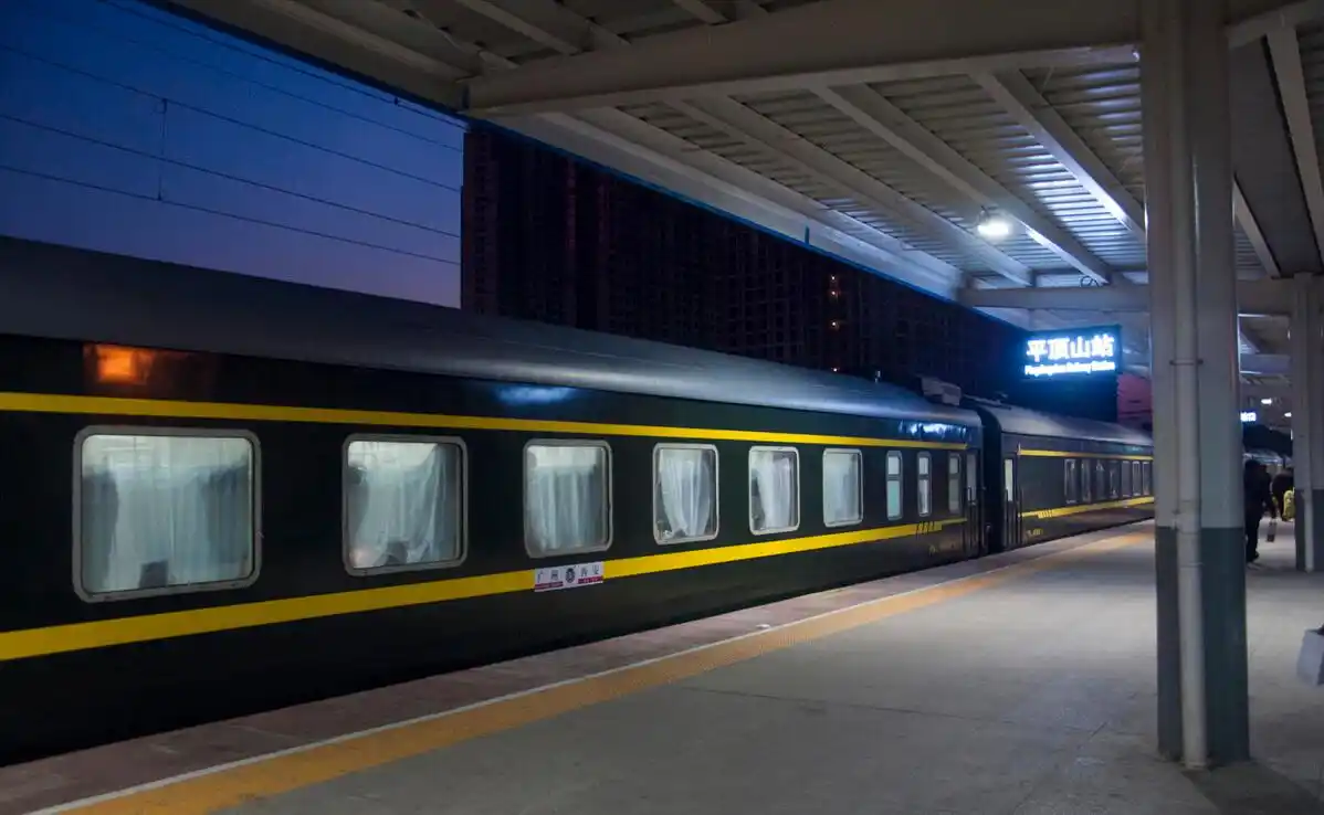 乘客:为什么夜晚火车行驶时,乘务员会在一些特殊地方拉上窗帘?