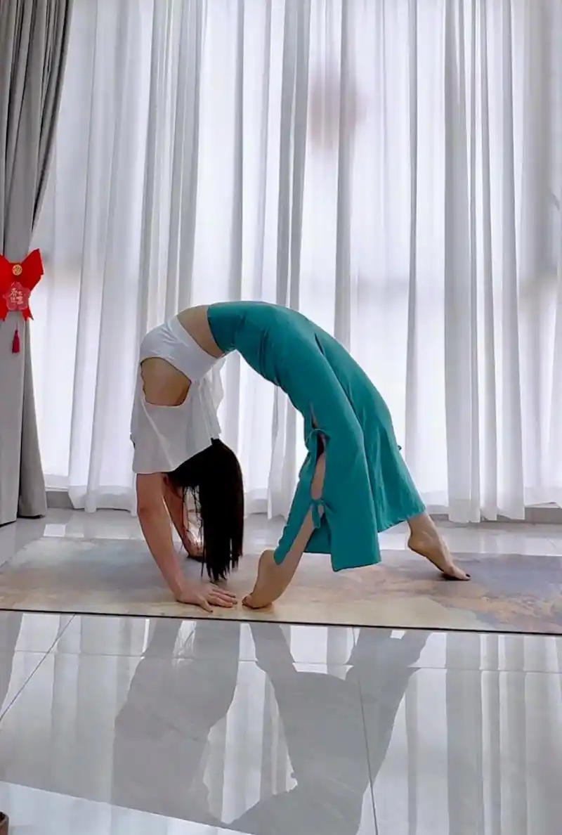 后弯练习 #瑜伽舞王式 #瑜伽体式分享 这么好看,抖音都不 - 抖音
