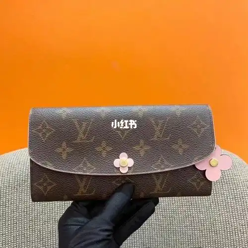 lv 路易威登老花四叶草豆豆钱包  尺寸19×12  97新