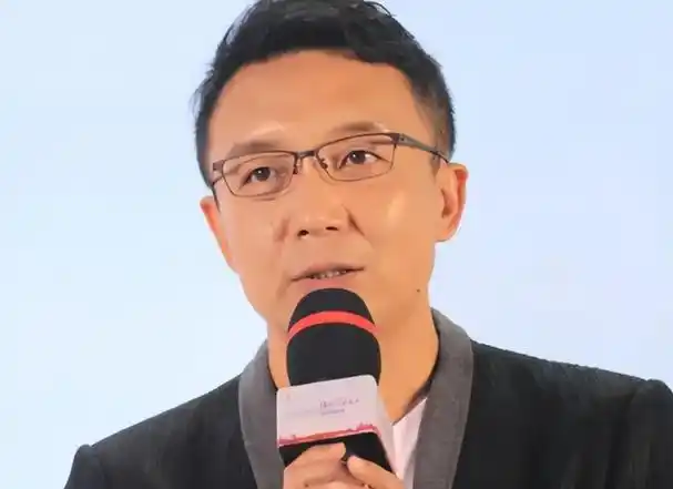 央视主播路一鸣:娶校花学妹,45岁央视离职,如今开启了第二人生