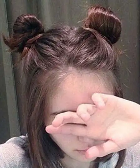 今年非常流行半扎发型,从半扎丸子头到半扎双丸子头,可以说是升级了一