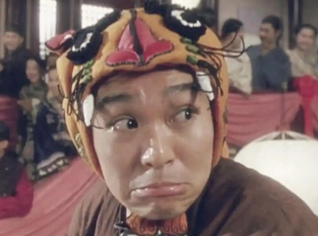 周星驰做导演后不再演戏?片场照曝光,比每一个演员都爱演!