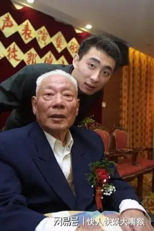 有些网友没事儿找事,问郭晓小拿了师父侯耀文多少遗产?