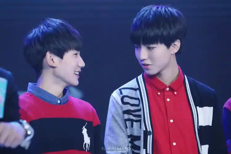 想就这样牵着你的手不放开王俊凯王源凯源cr见水印侵删歉