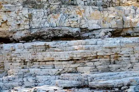 米黄色灰岩质地层形成天然岩石照片