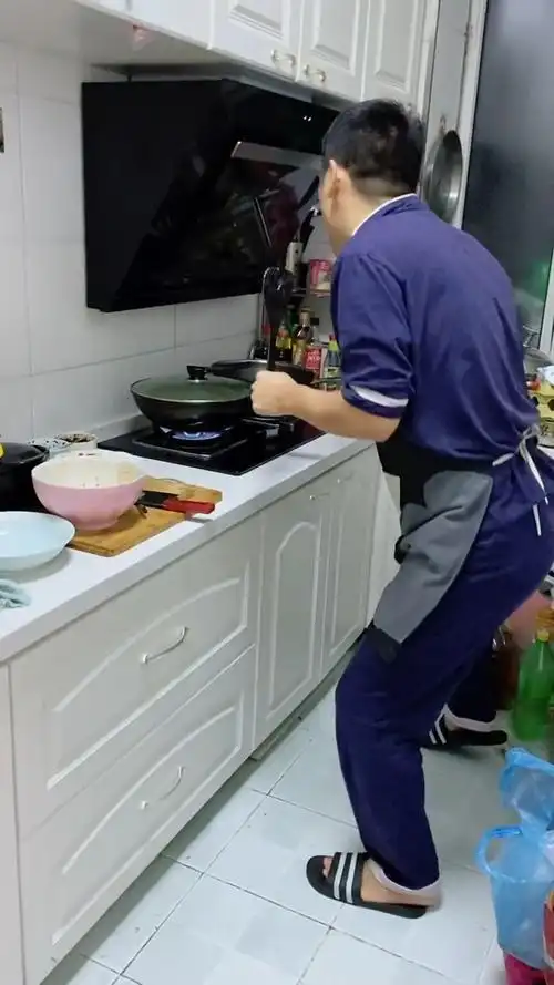 嫁了位爱做饭的老公厨房拍下的这幕我陷入了沉思