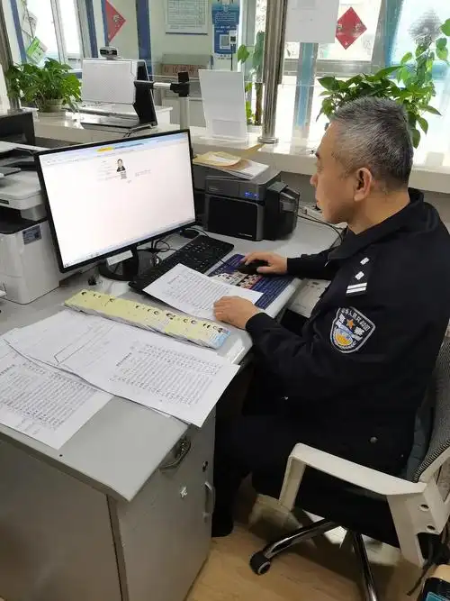春节我在岗同安路派出所户籍民警加班办理居住证