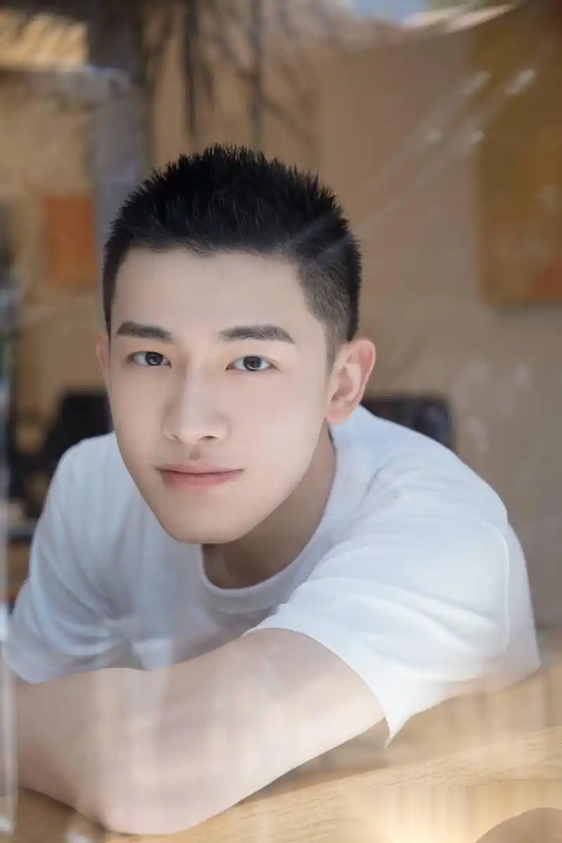 少年初试寸头造型,黑白演绎,时而温暖时而冷峻,今晚相见.