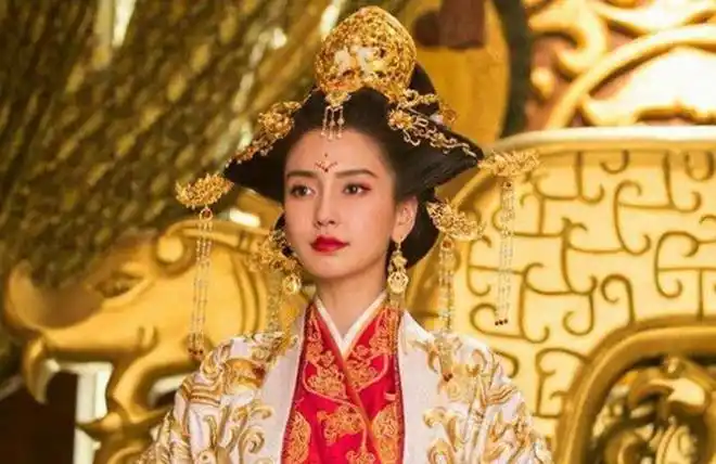 古装剧中女星戴金色发饰,杨幂温婉,唐嫣霸气_网易订阅