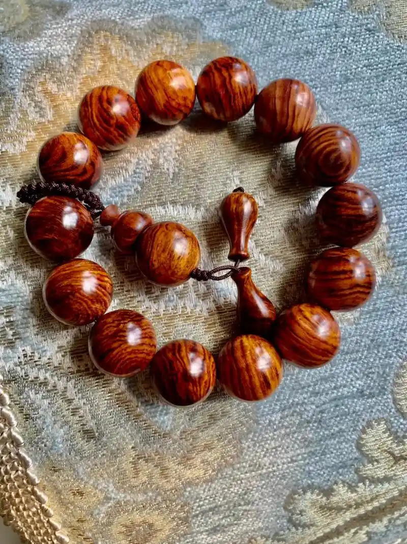 海南黄花梨手串暂告段落,现在迷上老山檀了90#守护你的假日时 - 抖